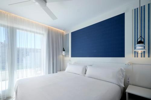 Habitación Premium con terraza y vistas al mar del hotel Catalonia Mirador Des Port