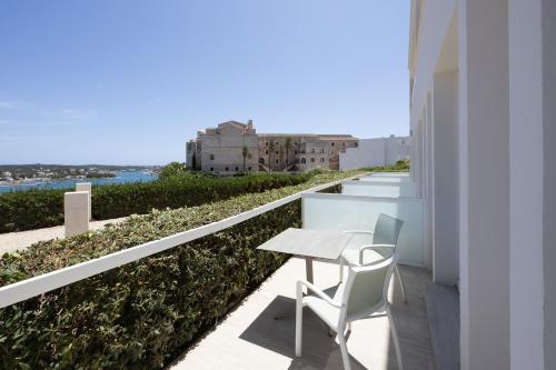 Habitación Premium con terraza y vistas al mar del hotel Catalonia Mirador Des Port. Foto 3
