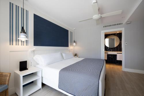 Habitación Premium con terraza y vistas al mar del hotel Catalonia Mirador Des Port. Foto 5