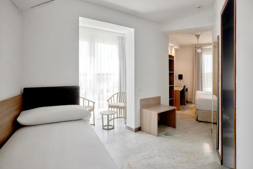 Habitación Triple del hotel Catalonia Mirador Des Port. Foto 4