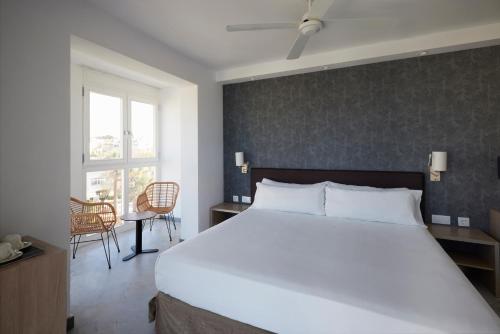 Habitación Doble con vistas al jardín del hotel Catalonia Mirador Des Port