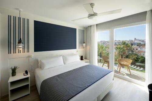 Habitación Premium con vistas al jardín del hotel Catalonia Mirador Des Port