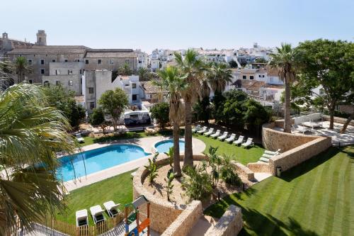 Habitación Familiar Premium con vistas al jardín del hotel Catalonia Mirador Des Port