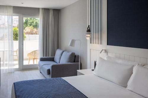 Habitación Familiar Premium con vistas al jardín del hotel Catalonia Mirador Des Port. Foto 1
