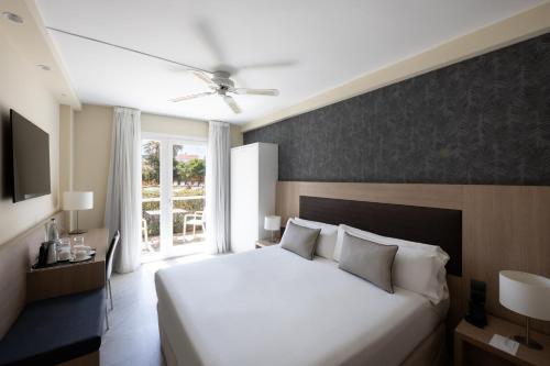 Habitación Triple Terrace Garden del hotel Catalonia Mirador Des Port