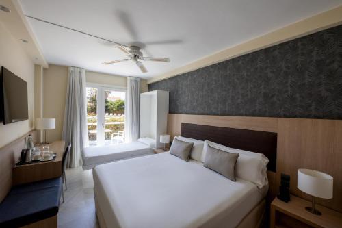 Habitación Triple Terrace Garden del hotel Catalonia Mirador Des Port. Foto 4