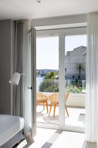 Habitación Triple Prémium con terraza y vistas al mar del hotel Catalonia Mirador Des Port