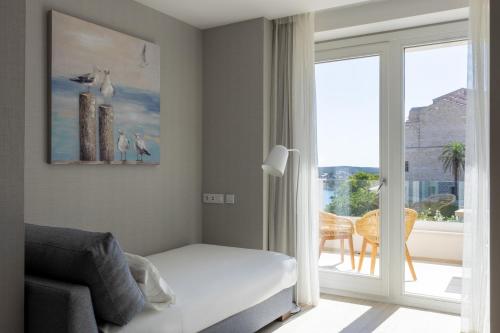 Habitación Triple Prémium con terraza y vistas al mar del hotel Catalonia Mirador Des Port. Foto 3