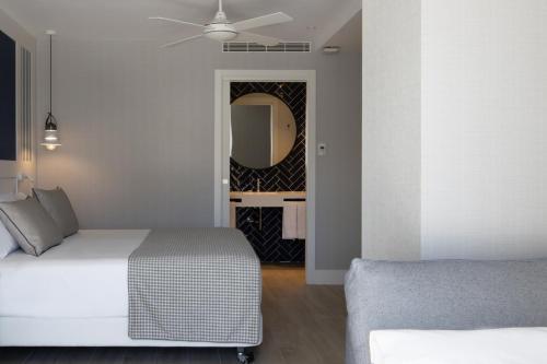 Habitación Triple Prémium con terraza y vistas al mar del hotel Catalonia Mirador Des Port. Foto 4