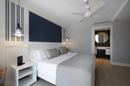 Habitación Triple Prémium con terraza y vistas al mar del hotel Catalonia Mirador Des Port. Foto 5