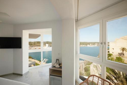 Habitación Premium con vistas al mar del hotel Catalonia Mirador Des Port. Foto 1