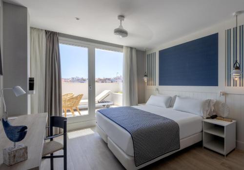 Habitación Superior con terraza y vistas al jardín del hotel Catalonia Mirador Des Port. Foto 4