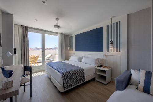 Habitación Triple Superior con terraza y vistas al jardín del hotel Catalonia Mirador Des Port. Foto 4