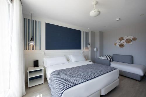 Habitación Triple Superior con terraza y vistas al jardín del hotel Catalonia Mirador Des Port. Foto 5