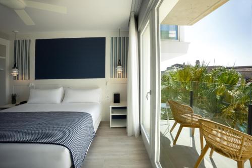 Suite con vistas al jardín del hotel Catalonia Mirador Des Port