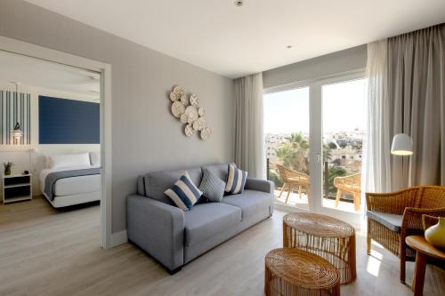 Suite con vistas al jardín del hotel Catalonia Mirador Des Port. Foto 1