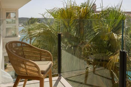 Suite con vistas al jardín del hotel Catalonia Mirador Des Port. Foto 3