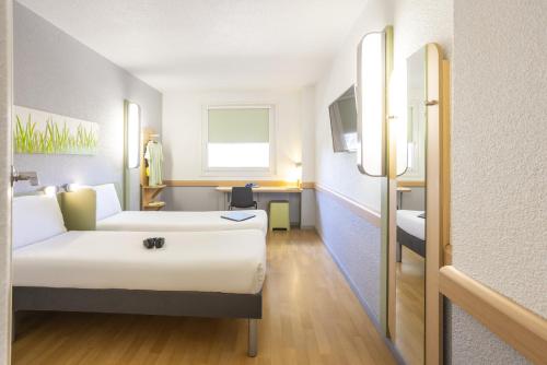 Habitación Estándar - 2 camas individuales del hotel Ibis budget Madrid Alcala de Henares La Dehesa. Foto 1