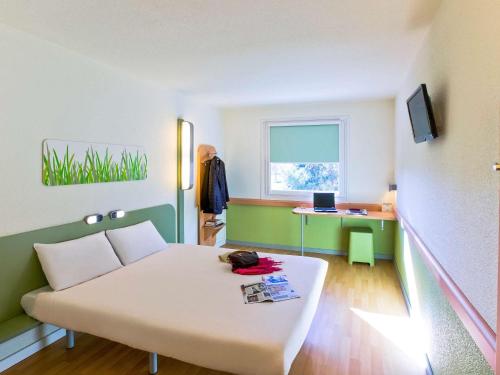 Habitación Clásica con 1 cama doble del hotel Ibis budget Madrid Alcala de Henares La Dehesa. Foto 1