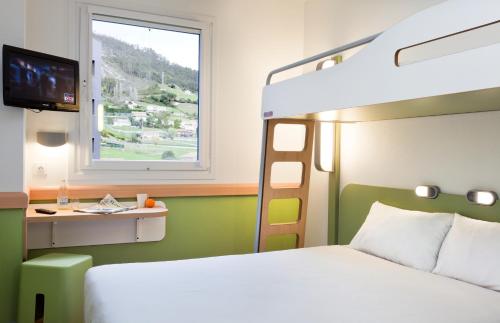 Habitación Familiar del hotel Ibis budget Madrid Alcala de Henares La Dehesa. Foto 4