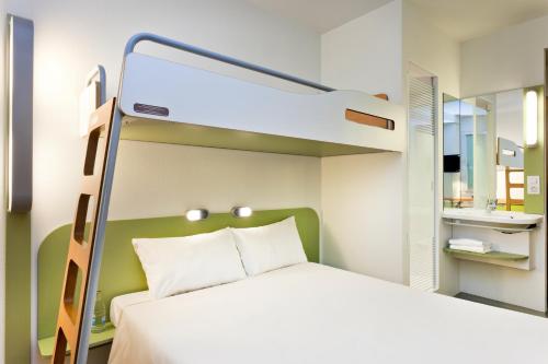 Habitación Familiar del hotel Ibis budget Madrid Alcala de Henares La Dehesa. Foto 5