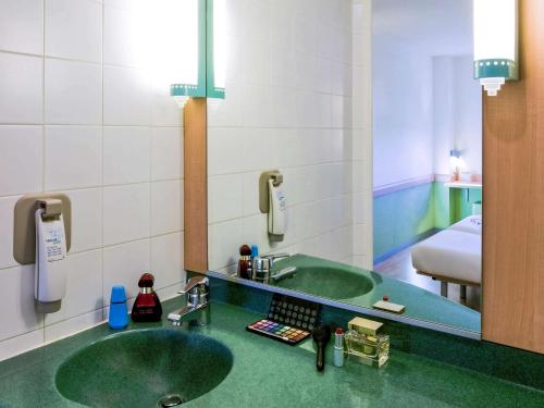 Habitación Estándar - 2 camas individuales del hotel Ibis budget Madrid Alcala de Henares La Dehesa. Foto 2
