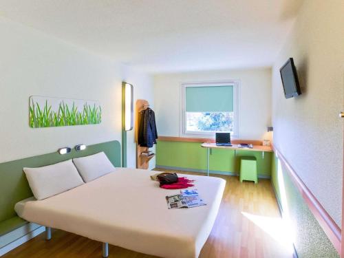 Habitación Clásica con 1 cama doble del hotel Ibis budget Madrid Alcala de Henares La Dehesa. Foto 2
