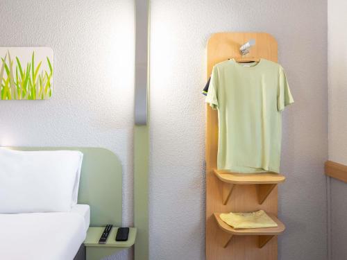 Habitación Estándar - 2 camas individuales del hotel Ibis budget Madrid Alcala de Henares La Dehesa. Foto 7