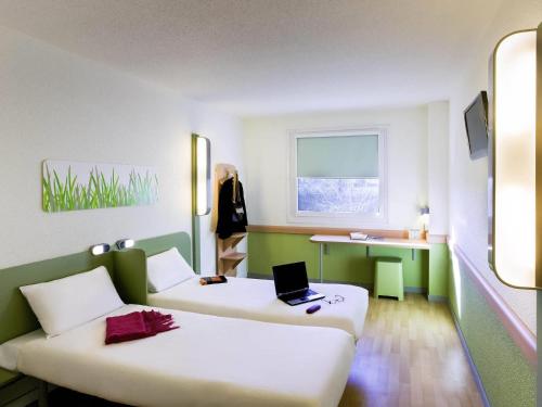 Habitación Estándar - 2 camas individuales del hotel Ibis budget Madrid Alcala de Henares La Dehesa. Foto 10