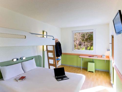 Habitación Familiar del hotel Ibis budget Madrid Alcala de Henares La Dehesa. Foto 2