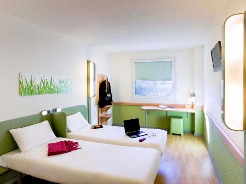 Habitación Estándar - 2 camas individuales del hotel Ibis budget Madrid Alcala de Henares La Dehesa. Foto 6