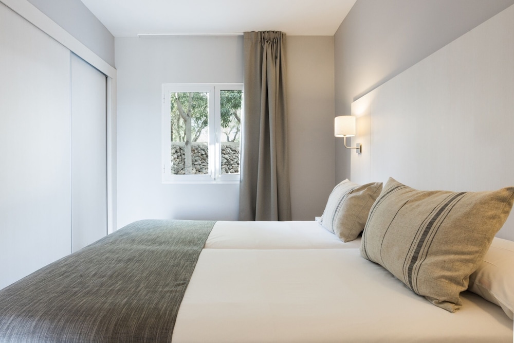 Duplex Vista Jardín Balcón o Terraza 2 habitaciones Premium Con Vistas Sofá Cama incluido Normal del hotel Minura Sur Menorca. Foto 1