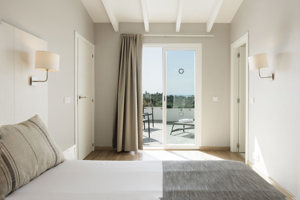 Duplex Vista Jardín Balcón o Terraza 2 habitaciones Premium Con Vistas Sofá Cama incluido Normal del hotel Minura Sur Menorca. Foto 3