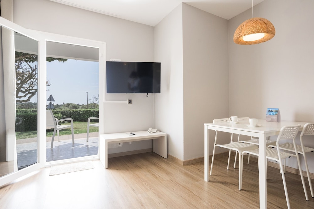 Duplex Vista Jardín Balcón o Terraza 2 habitaciones Premium Con Vistas Sofá Cama incluido Normal del hotel Minura Sur Menorca. Foto 4