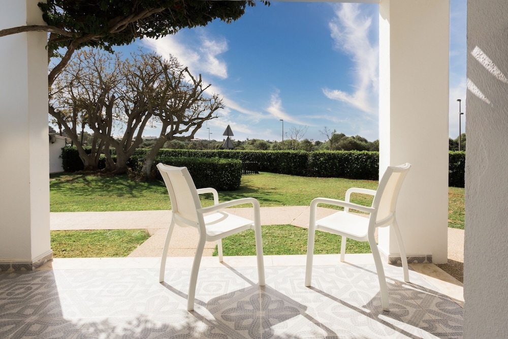 Duplex Vista Jardín Balcón o Terraza 2 habitaciones Premium Con Vistas Sofá Cama incluido Normal del hotel Minura Sur Menorca. Foto 8