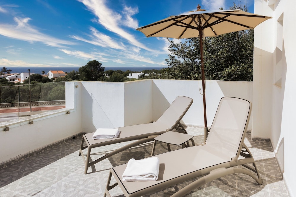 Duplex Vista Jardín Balcón o Terraza 2 habitaciones Premium Con Vistas Sofá Cama incluido Normal del hotel Minura Sur Menorca. Foto 9