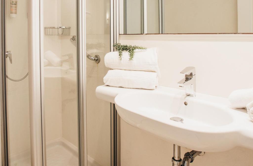 Habitación doble Vista Mar + Entrada Parque Acuático del hotel Minura Sur Menorca. Foto 1