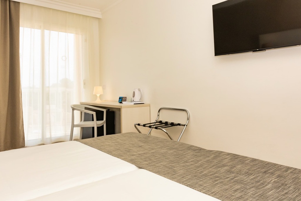 Habitación doble + Entrada Parque Acuático del hotel Minura Sur Menorca. Foto 1