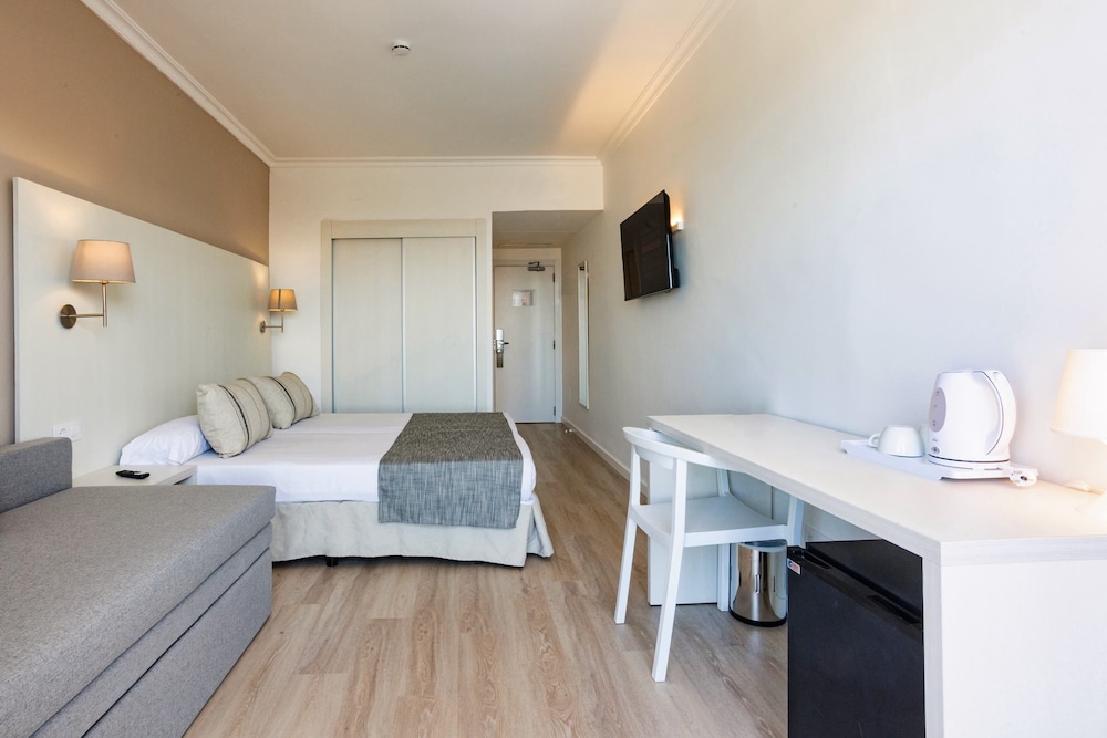 Habitación doble Vista Mar Balcón o Terraza Con Vistas Sofá Cama incluido 2 Camas individuales Normal del hotel Minura Sur Menorca. Foto 2