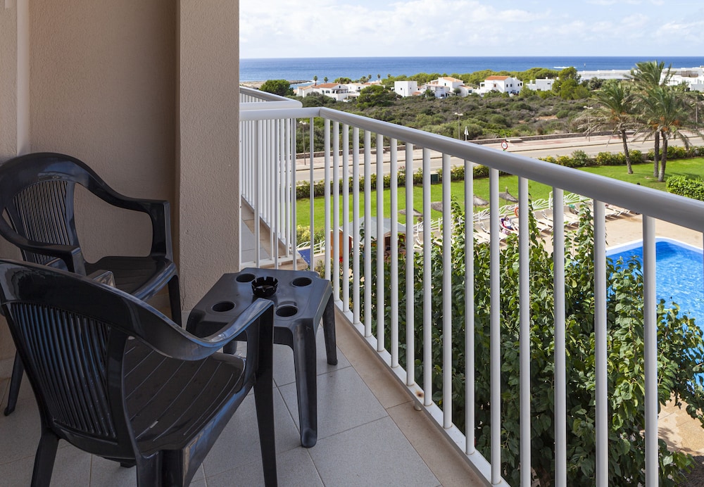 Habitación doble Vista Mar Balcón o Terraza Con Vistas 2 Camas individuales del hotel Minura Sur Menorca. Foto 8