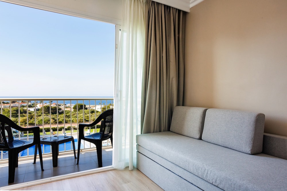 Habitación doble Vista Mar Balcón o Terraza Con Vistas 2 Camas individuales 2 sofás camas del hotel Minura Sur Menorca