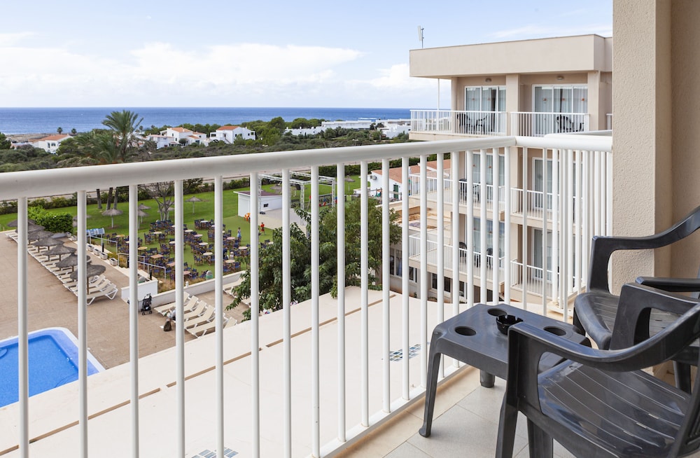 Habitación doble Vista Mar Balcón o Terraza Con Vistas 2 Camas individuales 2 sofás camas del hotel Minura Sur Menorca. Foto 5