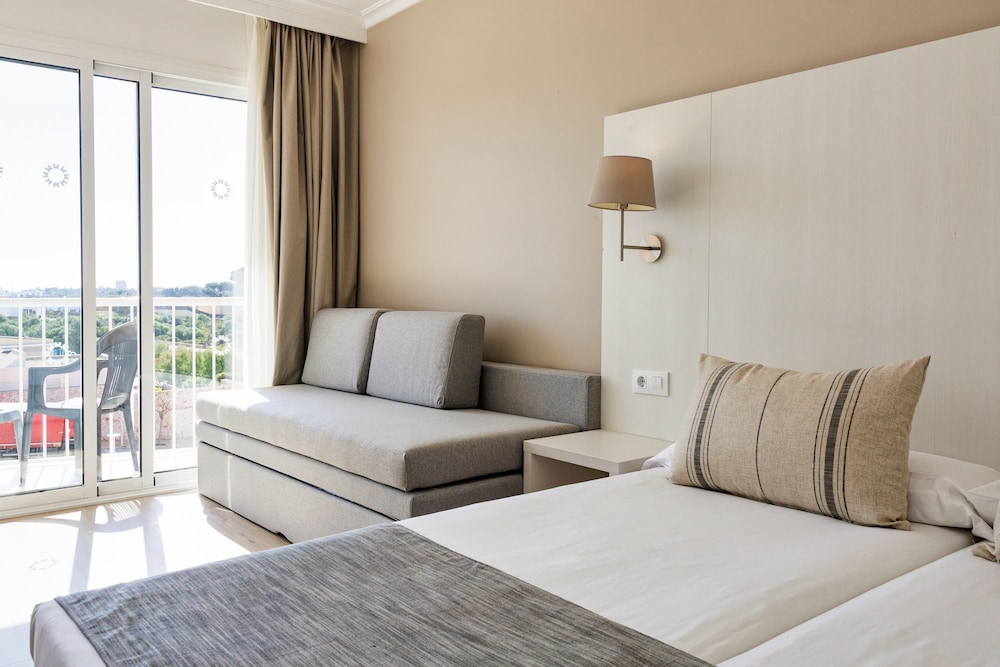 Habitación con 2 camas individuales, balcón del hotel Minura Sur Menorca. Foto 1