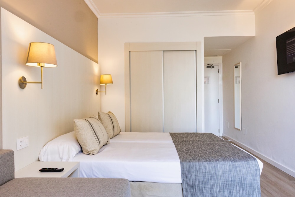 Habitación con 2 camas individuales, balcón del hotel Minura Sur Menorca. Foto 4