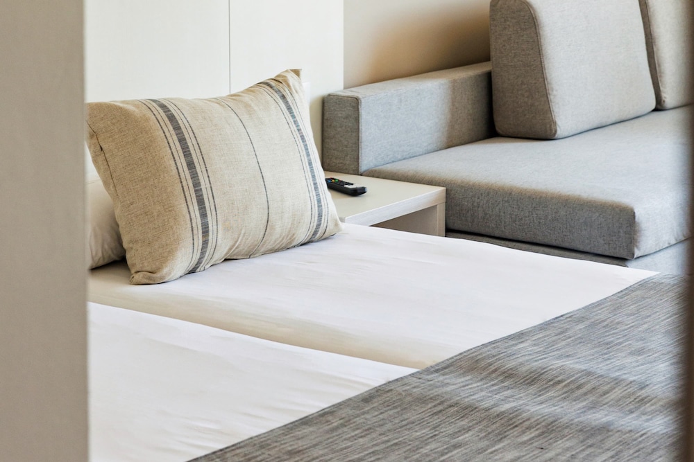 Habitación doble Balcón o Terraza Sofá Cama incluido 2 Camas individuales Normal del hotel Minura Sur Menorca. Foto 1
