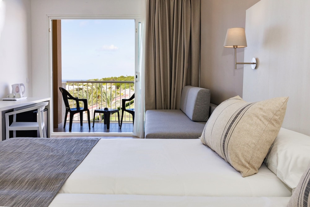 Habitación doble Balcón o Terraza Sofá Cama incluido 2 Camas individuales Normal del hotel Minura Sur Menorca. Foto 5