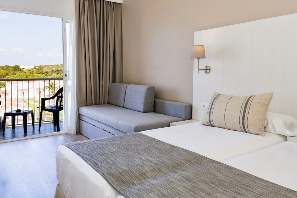 Habitación doble Balcón o Terraza Sofá Cama incluido 2 Camas individuales Normal del hotel Minura Sur Menorca. Foto 6