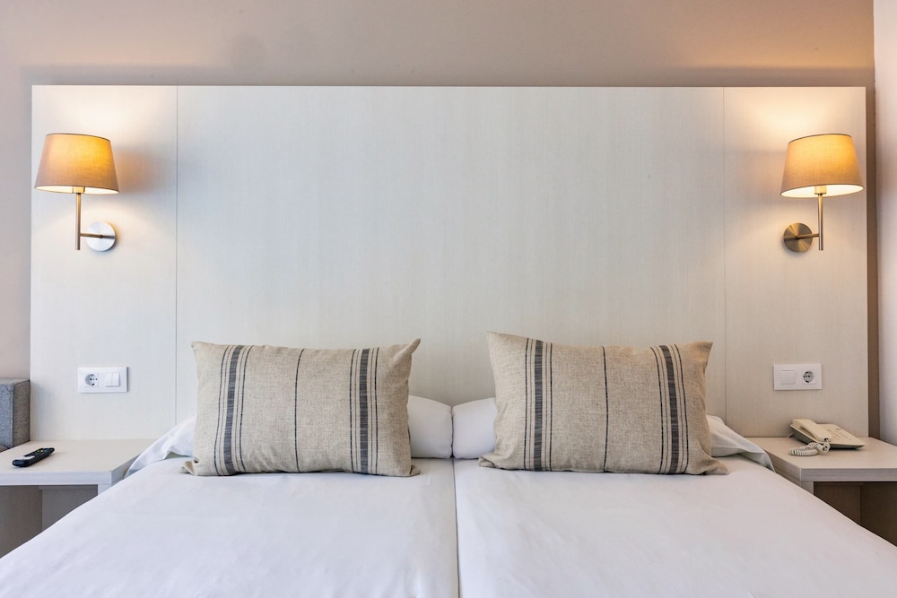 Habitación doble Balcón o Terraza Sofá Cama incluido 2 Camas individuales Agradable del hotel Minura Sur Menorca. Foto 3