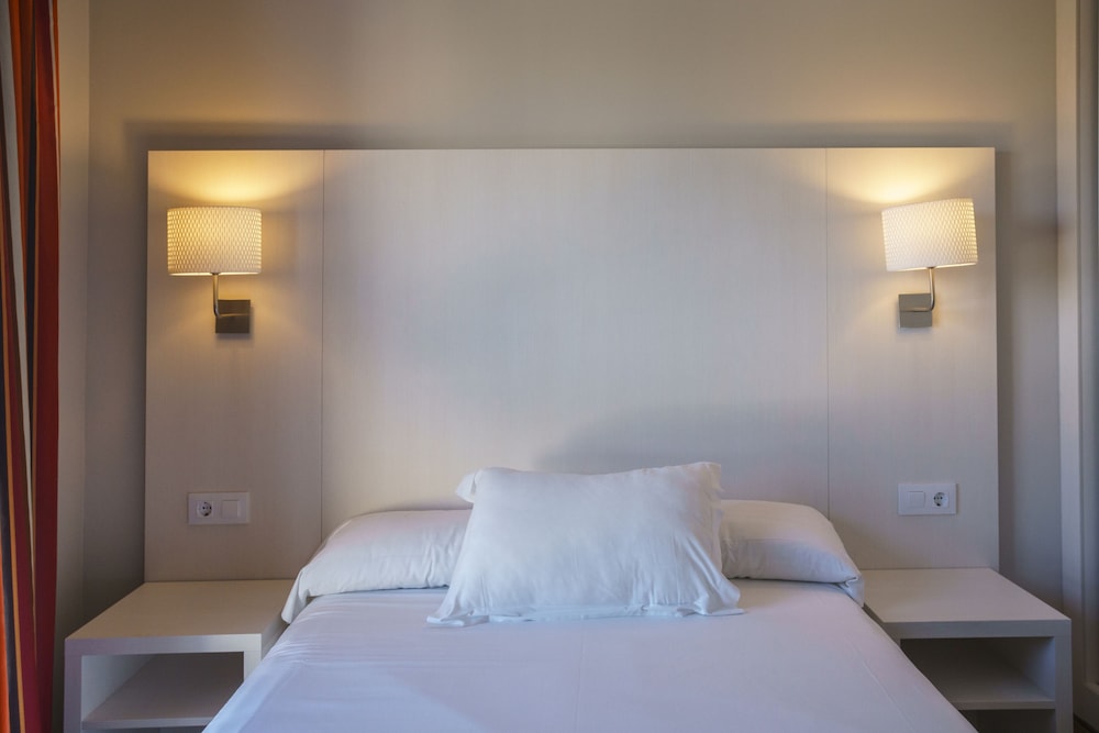 Suite Balcón o Terraza 2 habitaciones Premium Sofá Cama incluido Normal del hotel Minura Sur Menorca. Foto 1