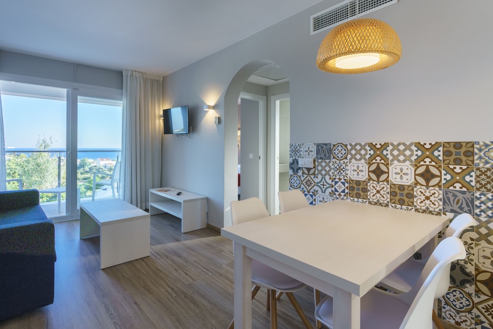 Suite Balcón o Terraza 2 habitaciones Premium Sofá Cama incluido Agradable del hotel Minura Sur Menorca
